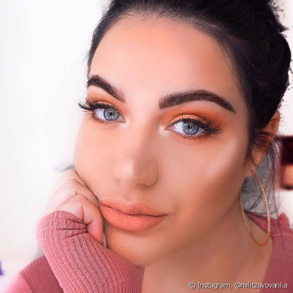 As cores quentes como o laranja s?o perfeitas para as mais ousadas repaginarem o look monocrom?tico para o dia (Foto: Instagram @militzayovanka)